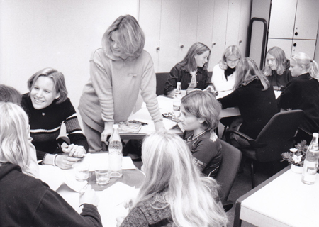 Jungen und Mädchen des Grafschafter Gymnasiums beim Bewerbungsseminar in der Sparkasse.