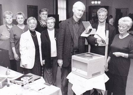 Der Vorstand des Ortsverbandes Rheinhausen im Deutschen Hausfrauenbund (ganz rechts die Vorsitzende Waltraud Glettenberg) begrüßte bei Nellen-Krause den Referenten Dr. Günther Niederalt.