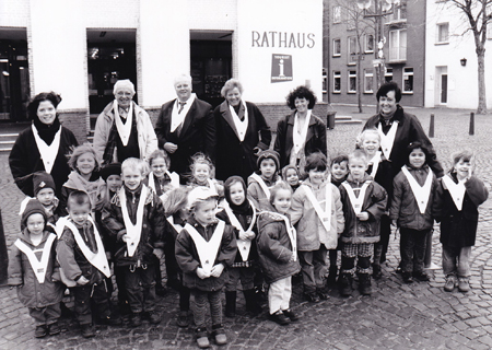 Die Kinder des Kindergartens St. Viktor stellten die Schärpen vor dem Xantener Rathaus vor. Hinten (v.r.n.l.): Kindergartenleiterin Hanni Wellmann, Helene Meyer, Sabine van der List von der Tourist-lnformation, Willy Deselaers, Xantener Filialdirektor der Sparkasse Moers, Alfred Melters sowie eine Praktikantin des Kindergartens.