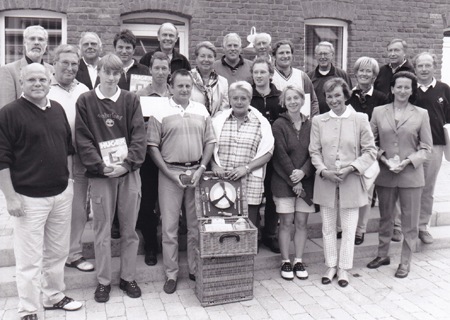 Strahlende Sieger beim Sparkassen-Golfturnier. Bestens ausgestattete Picknick-Körbe gab es für die Brutto-Sieger Birgit van Gelderen und Maciej Gumowski (Mitte). Hartmut Schulz (hinten, 2.v.r.), Georg-Wilhelm Kolkmann-Reinhard (hinten, 6.v.r.) und Hans Delihsen (hinten, ganz links) hatten die Ehrung vorgenommen.