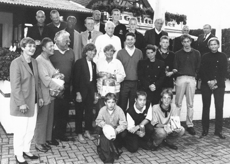 Das Lächeln der Sieger nach dem Golfturnier in Issum. Die Ehrung hatten Direktor Hartmut Schulz und Präsident Günter Ache (hinten von rechts) vorgenommen.