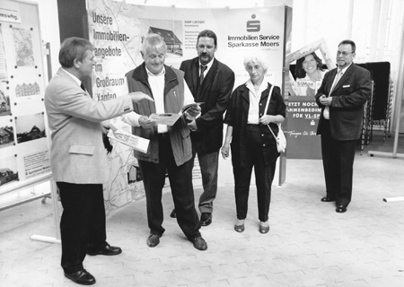 Erwin Kirbach (l.), Ulrich Seiltgens (3. v.l.) und Johannes Korfkamp (r.) vom Immobilien-Service der Sparkasse Moers konnten rund 300 Besucher in der Kundenhalle der Hauptstelle begrüßen.