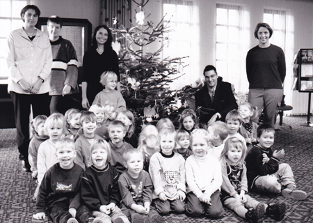 Die Waldzwerge aus Marienbaum schmückten den Weihnachtsbaum in der örtlichen Sparkassen-Geschäftsstelle. Hinten (von rechts): Kindergartenleiterin Eva Heien, Geschäftsstellenleiter Martin Ophey, Erzieherin Petra Kleinmanns, Praktikantin Rebecca Schleuter und Mitarbeiterin Birte van de Sand.