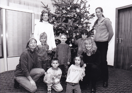 Kinder des katholischen Kindergartens St. Barbara schmückten den Weihnachtsbaum in der Sparkasse Meerbeck.