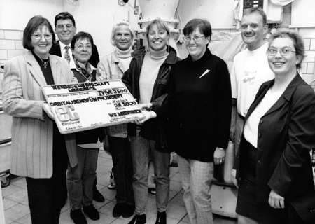 Margot Klein und Heinz-Rüdiger Koch (ganz links) übergaben in der Backstube von Bäckermeister Carsten Kruger (2.v.r) den Marzipan-Scheck über 3500 Mark. Nach rechts: Dagmar Paul (ev. Kindergarten), Gabriele Sönmez (Johannes Kindergarten), Monika Laughs (St. Barbara), Monika Escher (Uhrschule) und Petra Toby (städtischer Kindergarten) gestalten mit dem Geld die Martinsümzüge für ihre Schützlinge. 