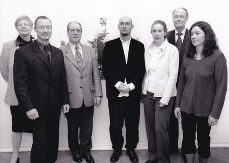 Direktor Herbert Ackermann (3.v.l.) und Direktor Karl-Heinz Tenter (6.v.l.) übergaben den Kunstpreis 2000 an Oscar Prinsen (Mitte) im Peschkenhaus zu Moers.