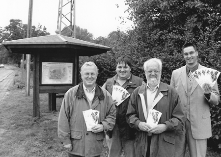 Dietmar Kisters, Michael Lehmann und Karl Kempkes (von links) vom Heimat- und Bürgerverein Marienbaum erhielten durch Martin Ophey von der Sparkasse Moers 2000 Mark für den Naturlernpfad.