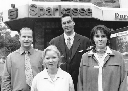 Martin Ophey (Mitte) und sein Team, Carsten Fröhlich, Barbara Spickermann und Birte van de Sand (von links), laden vom 9. Bis zum 13. Oktober zu Beratungstagen rund um das Neubaugebiet Op de Koth in Marienbaum ein.