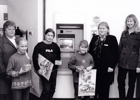 Bautechnikerin Martina Witt und Geschäftsstellenleiterin Anette Beckmann (von rechts) nahmen den neuen Geldautomaten in der Geschäftsstelle in Veen offiziell in Betrieb. Hannah von Rävenstein, Andrea Does und Janine Elbers (nach rechts) holten gerade ihre Knax-Kalender und Spardosen ab. Ganz links: Kundin Helga Stock.