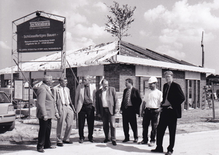 Richtfest für den Kindergarten im Neubaugebiet Stockrahmsfeld. Von links: Hans-Gerd Hendrix; Manfred Gramse, Günther Wusthoff, Thomas Wenzel, Klaus Behlke, Frank Ambrosius und Oliver Hendrix.