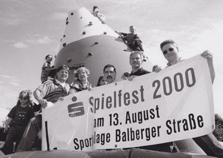 Mitglieder des Organisationsteams testeten bereits die Kletterwand, die beim großen Sonsbecker Sportfest zum Einsatz kommt. Von rechts: Christoph Lemkens, Werner Borchers, Gottfried Heinen, Uschi Glas und Hermann Kurtenbach.