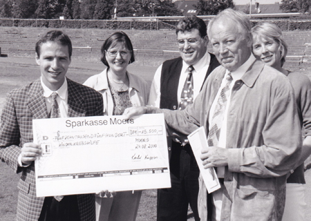 Scheckübergabe im Rheinpreußenstadion. Von links: Winfried Schüller von der Deutschen Kinderkrebshilfe, Margot Klein (Werbegemeinschaft Meerbeck), Rüdiger Koch (Sparkasse Moers) sowie Ursula Möbest und Heinz Küppers von der Sportabzeichengruppe des MSV.