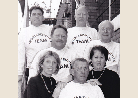 Das Team der Sportabzeichen-Gruppe im Meerbecker Sportverein freut sich auf das Lauffest im Rheinpreußenstadion: Von links (unten) Ursula Möbest, Karl Montel, Margret Middendorf, (Mitte) Erhard Niepel, Willi Rumpff, (oben) Heinz-Rüdiger Koch und Heinz Küppers.