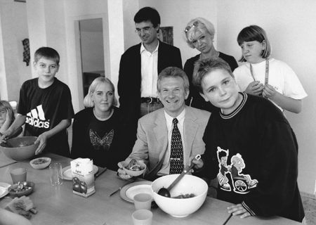 Zu Gast im umgebauten Dachgeschoß des Wiechernhauses in Sonsbeck: Werner Borchers, Leiter der örtlichen Geschäftsstelle der Sparkasse Moers (vorne, sitzend). Hinten: Gemeindepfarrer Karlo von Zimmermann, rechts von ihm Köchin Miriam Börst, links, sitzend, Melanie Mohn.