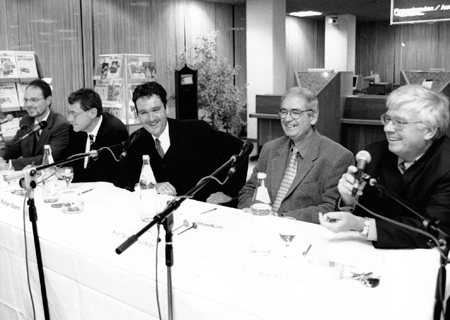 Lebhaftes Podium. Von links: Dr. Arne Claussen, Regierungspräsident Jürgen Büssow, Moderator Rüdiger Oppers, Professor Paul Roth und Unternehmer Hanns Rump.