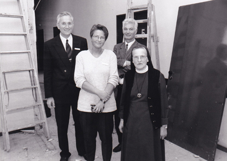 Zu einem Besuch auf der Baustelle der neuen Wach-Koma-Station brachte Karl-Heinz Pilling (ganz links) einen Scheck von der Sparkasse mit. Nach rechts: Gabriele Hermsen, Roland Schein und Schwester Friedhelma, die bereits seit 1954 im Marienstift Dienst tut