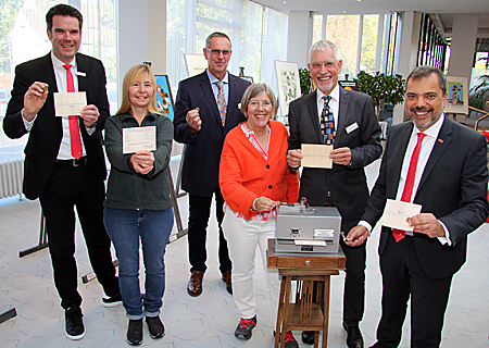 Ausstellungseröffnung  zu 100 Jahren Weltspartag (v.l.n.r.): Stefan Ertelt (Sparkasse), Susanne Weise, Heinrich Brömmelhues, Marie-Luise Hausmann und Norbert Müller (alle Geldmuseum) sowie Sparkassen-Chef Giovanni Malaponti. 