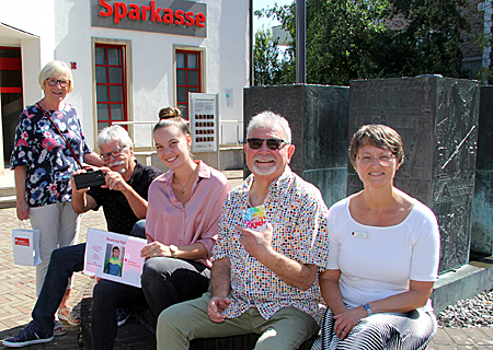 Heike Letschert von der Sparkasse in Alpen (ganz rechts) überreichte die Preise an die Gewinner des Jubiläums-Schätzspiels (nach links): Reinhold Paetzel, Judith Ullenboom und Jürgen Post mit seiner Frau Karin. 