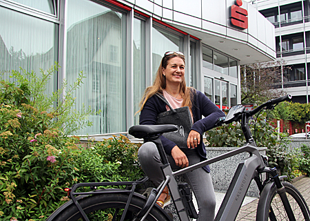 Corinna Fuchs aus der Versicherungsabteilung der Sparkasse am Niederrhein rät, das E-Bike und mehr richtig zu versichern.