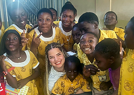 Die Sparkassenberaterin Blerta Kurtaj bei einem ihrer Schulbesuche in Ghana. 