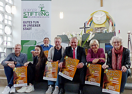 Stellten in der St.-Quirinus-Kirche das Programm von Chorklang 2024 vor (v.l.n.r.): Timo Jogsch, Alexandra Nolte und Kurt Best von der Bürgerstiftung mit Thomas Witt (Querbeat), Bernd Zibell (Sparkasse), Susanne Weber-Spickers (The STABs) und Claudia Naujoks (CHORact).