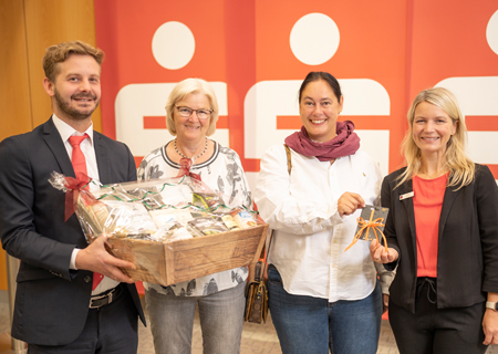 Siegerehrung beim Schätzspiel der Sparkasse in Neukirchen: Björn Bauer (v.l.n.r.), Bärbel Vallerien, Silvia Weppler und Katrin Steffans. Nicht im Bild: Patrizia Leermann.