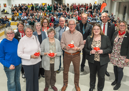 Rund 180 Gäste des Ehrenamtsforums erlebten in der Aula der Sekundarschule Alpen informative Gespräche mit engagierten Ehrenamtlern sowie die Ziehung von viermal 250-Euro-Extraspenden. V.l.n.r.: Barbara Hendricks, Heike Letschert, Felicitas Kalter, Claudia van Dyck, Ulrike Pauli, Maria Körwer-Schellen, Helmut Giesen, Klaus Karmann, Thomas Ahls, Anna Waldermann, Bernd Zibell und Kathrin Hüsch.