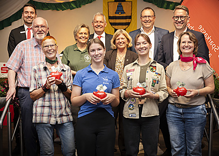 Strahlende Gesichter nach der Ziehung der Extra-Spenden beim Ehrenamtsforum der Sparkasse im Festzelt in Hamb (v.l.n.r.): Markus Hans (Sparkasse), Helmut Schwertdfeger und Sabine Wans von der evangelischen Kirchengemeinde, Ortsvorsteherin Gudrun Bach, Elena Aengeneyndt (katholische Landjugendbewegung), Bernd Zibell (Sparkasse), Bürgermeisterin Nadine Bogedain, Mia Wojciechowski (Pfadfinder), Frank Berger (Beirat Sparkasse), Landrat Ingo Brohl und Sandra Schoofs von der katholischen Frauengemeinschaft. 