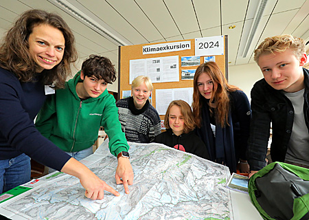 Präsentierten die Ergebnisse ihrer Klimaexkursion in die Ötztaler Alpen beim Tag der offenen Tür im Stiftsgymnasium (v.l.n.r.): Lehrerin Dominique Cichon, Tom Dommen, Franzi Schönberner, Clara Wieser, Fiona Epping und Jan-Lukas Löbe.