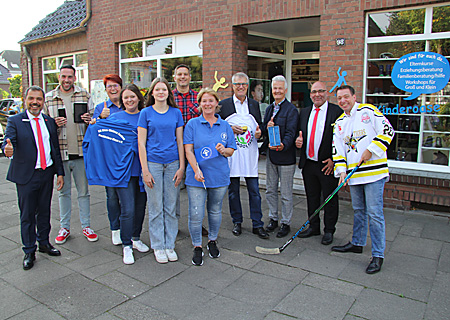 Sechs Vereine aus Sonsbeck, Xanten, Moers und Neukirchen-Vluyn erhielten aus dem Spendenprogramm GiroCents insgesamt 7.424,12 Euro. Giovanni Malaponti (ganz links) reichte das von Kunden der Sparkasse gespendete Geld jetzt an alle Spendenempfänger weiter.