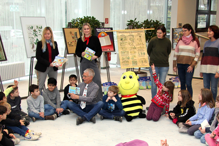 Norbert Müller, der Leiter des Xantener Geldmuseums, sitzt inmitten der Viertklässler der Gebrüder-Grimm-Schule. Für seine Unterrichtsstunde zum Thema Sparen hatte er viele spannende Ausstellungsstücke mitgebracht. Die Kinder waren begeistert. Auch die Großen konnten noch eine ganze Menge lernen. V.l.n.r.: Susanne Weise (Geldmuseum), Sparkassenmitarbeiterin Lena Kempken, Lehrerin Sandra Lixenfeld, Sonderpädagogin Kerstin Simon und Lehrerin Ingrid Lambrecht.