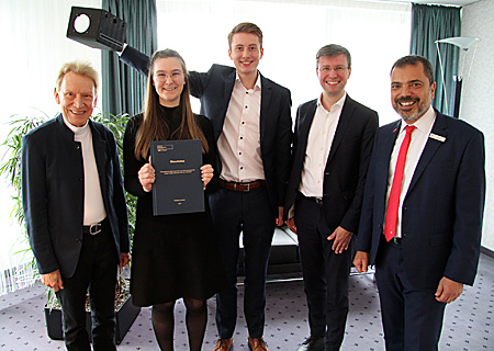 Dr. Charlotte Rudolph und Samuel Tauber (rechts daneben) erhielten die mit 2.500 und 1.500 Euro dotierten Innovationspreise Ingenieurwissenschaften der Sparkasse am Niederrhein. Bei einem Pressegespräch in Moers stellten sie die Ergebnisse ihrer Abschlussarbeiten an der Universität Duisburg-Essen jetzt vor. Ganz links: Professor Dr. Wolfgang Schneider (Förderverein Ingenieurwissenschaften). Giovanni Malaponti (ganz rechts) und Prof. Dr. Karsten Seidl, der die Arbeit von Samuel Tauber betreute, gratulierten herzlich.