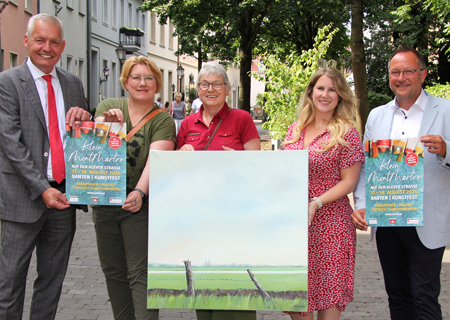 Bernd Zibell von der Sparkasse am Niederrhein, Nicola Lümmen von der IGX, Künstlerin Christel Verhalen, Saskia Schöbel von der TIX und Bürgermeister Thomas Görtz laden zum Kunstmarkt „KleinMontMartre“ am Wochenende 17. und 18. August in Xanten ein.