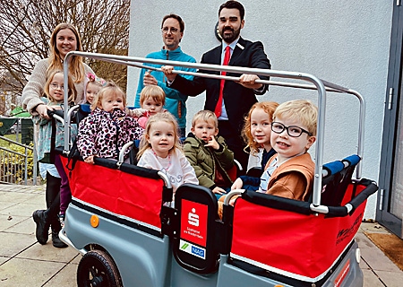 Anna-Lena Strecker (v.l.), Jens Kiera und Nils Schwenner von der Sparkasse am Niederrhein mit dem neuen Elektro-Minibus, den alle „Ferrari“ nennen.