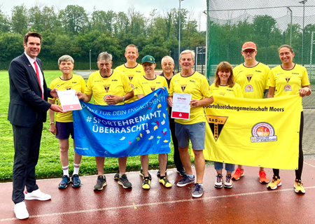 Auf dem Sportgelände des Julius-Stursberg-Gymnasiums überreichte Stefan Ertelt die Urkunden an die ehrenamtlichen Prüfer der SAG Moers. 