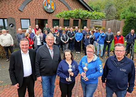 Gruppenfoto mit den Siegern beim Sparkassen-Schießwettbewerb in Xanten. Ludger Wehren, Leiter der Geschäftsstelle am Europaplatz (ganz links), überreichte die Preise. 