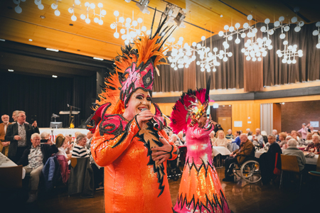 Beim Sparkassen-Seniorenherbstfest im Kulturzentrum Rheinkamp amüsierten sich die rund 400 Gäste unter anderem über das Travestie-Duo Ham & Egg.