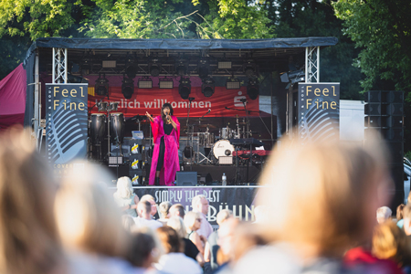 Die amerikanische Sängerin Shondell war der erste Live-Act beim sommerlichen „Sparkassen-Summer-Soul“. Als die Sonne unterging übernahm die achtköpfige Cover-Band „Feel Fine“ das Kommando und begeisterte weit über 1.000 Musikfans im Kapellener Freizeitpark.nende 17. und 18. August in Xanten ein.