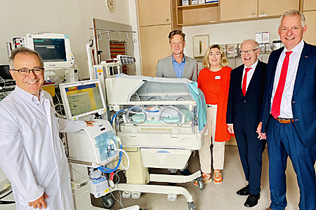 Besuch auf der Station für Frühgeborene im Krankenhaus Bethanien (v.l.n.r.): Dr. Gündüz Selcan, Dr. Ralf Engels, Tanja Meissner, Wilhelm van gen Hassend und Bernd Zibell.