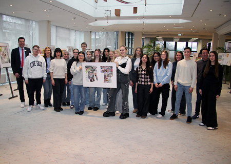 Die Kunstlehrerinnen Julia Blehm (4.v.l.) und Valerie Fortmann (4.v.r.) eröffneten mit ihrem Kollegen Joachim Nowak sowie Schülerinnen und Schülern verschiedener Kunstkurse des Grafschafter Gymnasiums die Ausstellung in der Sparkasse am Ostring. Ganz links: Stefan Ertelt von der Sparkasse.  