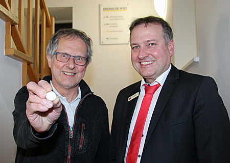 Ludger Wehren (rechts), der Leiter unserer Geschäftsstelle am Europaplatz, übergab die Goldmünze an Bernhard Meyer, den Gewinner des Silvesterpreisrätsels der Rheinischen Post.