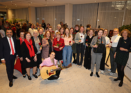 Clubpräsidentin Margot Riße und ihre Vorgängerin im Amt, Ruth Lubitz-Dalig, (2. und 3. v. l.) mit den portraitierten Frauen, ganz links: Giovanni Malaponti, Vorstandsvorsitzender der Sparkasse am Niederrhein, der die Gäste begrüßte.  