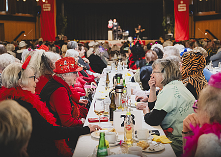 Super Stimmung und gute Laune beim Sparkassen-Seniorenkarneval im Kulturzentrum Rheinkamp mit rund 450 Gästen.