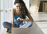 Junge Frau mit Laptop