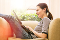 Frau mit Laptop auf Couch 0417